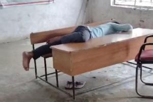 अमरोहा: शिक्षा देने के बजाय कक्षा में नींद पूरी कर रहे गुरुजी, ग्रामीण ने बनाई वीडियो...सोशल मीडिया पर वायरल