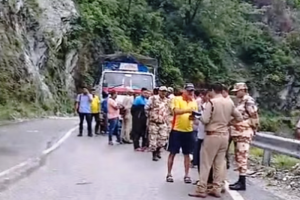 देहरादून: कर्णप्रयाग में गौचर के बीच गलनाऊ के पास पहाड़ी दरकने से हैदराबाद निवासी दो लोगों की मौत