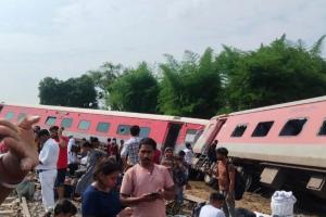 Gonda train accident: यूपी, बिहार सहित कई राज्यों में रेलवे ने जारी किये 35 हेल्पलाइन नंबर  