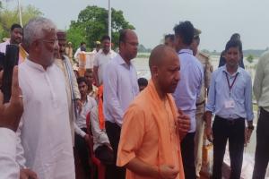बलरामपुर पहुंचे मुख्यमंत्री योगी, बाढ़ प्रभावित इलाकों का किया निरीक्षण, पीड़ितों को बांटी राहत सामग्री