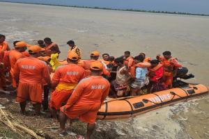 बाढ़ का कहर: शारदा नदी की बाढ़ में फंसे 250 ग्रामीणों को एनडीआरएफ ने किया रेस्क्यू 