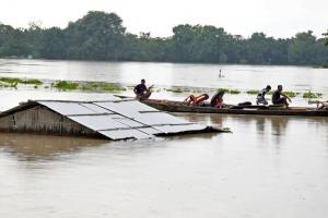 Flood in Assam: असम में नहीं सुधरे हालात, बाढ़ से लगभग 14 लाख लोग प्रभावित, अब तक 99 लोगों ने गंवाई जान