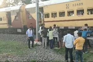 सीतापुर में टला बड़ा रेल हादसा: चलती ट्रेन की बोगियों के बीच फंसा सांड, रेलवेकर्मियों ने काटकर निकाला