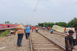 गोंडा ट्रेन हादसा: 31 घंटे बाद बहाल हुआ रेल यातायात, परिवर्तन निरस्त कर डाउन ट्रैक से चलाई गई दिल्ली-दरभंगा एक्सप्रेस 