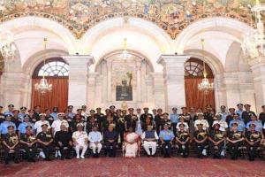 राष्ट्रपति मुर्मू ने सेना और नौ सेना प्रमुख समेत 31 अधिकारियों को परम विशिष्ट सेवा पदक प्रदान किए