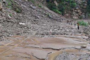 उत्तराखंड: केदारनाथ यात्रा मार्ग पर भूस्खलन से मलबे में दबे कई श्रद्धालु, तीन की मौत, रेस्क्यू जारी