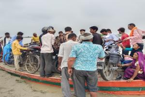 अयोध्या बाढ़ संकट: प्रशासन बेखबर, ग्रामीणों ने खुद किए ये इंतजाम 