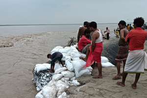 कासगंज: गंगा नदी का बढ़ा जलस्तर...बांध का स्टड गंगा में समाया, फिर बाढ़ की दहशत में ग्रामीण 