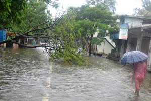 पीलीभीत में पहाड़ों पर हुई भारी बारिश से तबाही...हर तरफ पानी ही पानी, कमिश्नर और आईजी ने परखे हालात