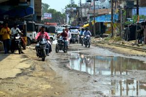 पीलीभीत: सावन माह में भोले के भक्तों को दर्द देगीं टूटी-फूटी सड़कें, टाइगर तिराहा से गौरीशंकर मंदिर तक गड्ढे ही गड्ढे