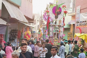 कासगंज: इमाम हुसैन की याद में निकाले गए ताजिए, ढोल-नगाड़ों की मातमी धुनों पर निकला अलम का जुलूस