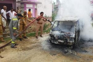 Kannauj Fire: चलती स्कूली वैन में आग लगने से मचा हड़कंप...शीशे तोड़कर बच्चों को निकाला गया बाहर