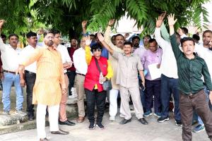 Lucknow: Transfer से नाराज UP सहकारी ग्राम विकास बैंक कर्मचारियों का प्रदर्शन, प्रबंध निदेशक पर लगाए गंभीर आरोप