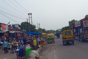 Unnao News: हादसों का कारण बन रहीं हाईवे किनारे लग रहीं बाजारें...सड़क किनारे लोग खड़े कर रहे वाहन  