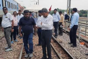 Unnao: एडीआरएम और सीडब्ल्यूएम ने गंगा रेलवे पुल का किया निरीक्षण: मिली खामियां, गले हुये टर्फ और जर्जर स्लीपर देख हुए हैरान