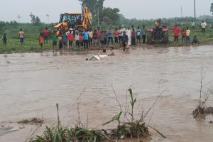 बिजनौर: नकटा नदी में बही वन विभाग की गाड़ी, अधिकारियों ने कूदकर बचाई जान