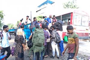 लखीमपुर खीरी: बाढ़ का पानी हाईवे पर आया...बसों के संचालन पर रोक से ट्रैक्टर चालकों की मौज, ढो रहे सवारियां