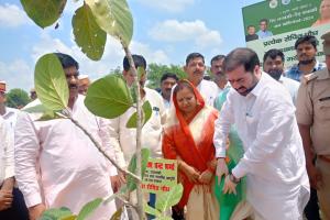 बाराबंकी: मां की याद में लगाए पौधे, दोनों हैं जीवनदायिनी, राज्यमंत्री ने रोपा नीम और पीपल का पौधा
