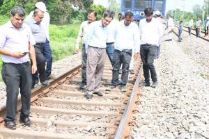 गोंडा: रेल संरक्षा आयुक्त ने किया घटनास्थल का निरीक्षण, अधिकारियों से ली जानकारी 