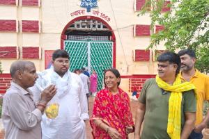 जवाहर पंडित हत्याकांड मामले में पूर्व BJP विधायक उदयभान करवरिया नैनी जेल से रिहा, पत्‍नी और समर्थकों ने किया स्‍वागत