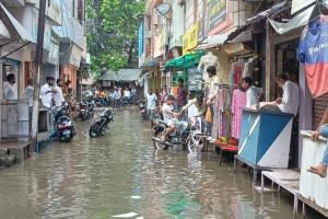 कासगंज: बारिश के पानी से भरी सड़क पर दौड़ा करंट...खेल रहा बच्चा चपेट में आया, मची अफरा तफरी