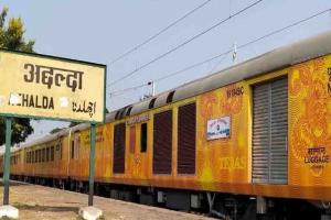 Auraiya News: लेखपाल ने आत्महत्या का किया प्रयास...ट्रेन के इंजन में फंस गए, हालत गंभीर, आउटर पर रोकी गई दो अन्य ट्रेनें