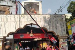 Kanpur: सीवर लाइन के ऊपर बना दिया मंदिर कॉरिडोर मार्ग...आनंदेश्वर मंदिर कॉरिडोर की सड़क बनने के बाद ही कई जगह टूटी