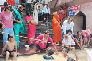 कानपुर के गंगा तटों पर उमड़ी श्रद्धालुओं की भीड़: हर-हर गंगे के उद्धोष लगा कर रहे गंगा स्नान, चप्पे-चप्पे पर पुलिस तैनात