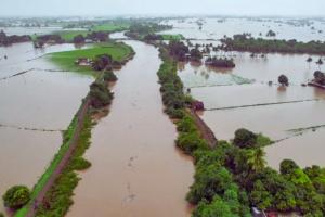 गुजरात में भारी बारिश, आठ लोगों की मौत...रेल सेवाएं प्रभावित