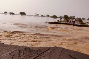 श्रावस्ती में बाढ़ का कहर, नेपाल के पानी ने काटी टू लेन सड़क, आवागमन ठप