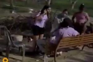 Video viral : पत्नी ने सहेलियों के साथ पार्क में बैठे पति को पीटा, कॉलर पकड़ा गाल पर जड़े कई थप्पड़