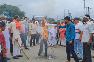 रामपुर: विश्व हिंदू महासंघ के पदाधिकारियों ने फूंका राहुल गांधी का पुतला, जिलाधिकारी को सौंपा ज्ञापन