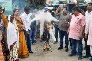 रुद्रपुर: नर्स हत्याकांड का मुद्दा गरमाया, मुख्यमंत्री का फूंका पुतला