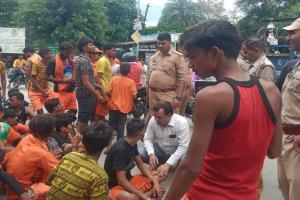 सीतापुर: ट्रैक्टर की चपेट में आए दो कांवड़िये घायल, लगाया जाम