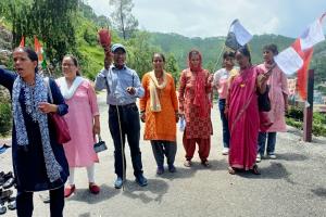 बागेश्वर: यहां छात्रों के परिजनों ने इस बात को लेकर एसपी कार्यालय में मां कोटगाड़ी का ध्वज स्थापित किया 