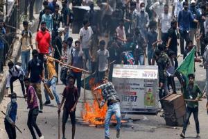 Bangladesh Protest : सुरक्षा को लेकर चिंतित बांग्लादेशी, डकैती और लूटपाट के डर से जाग कर गुजार रहे रातें 