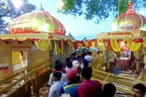 प्रयागराज: सावन के तीसरे सोमवार को मनकामेश्वर महादेव मंदिर में जलाभिषेक के लिए उमड़े शिव भक्त