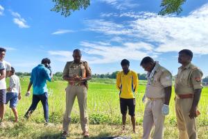 गोंडा: तालाब किनारे धान के खेत में मानव कंकाल मिलने से इलाके में सनसनी, शव को देख जताई जा रही यह आशंका