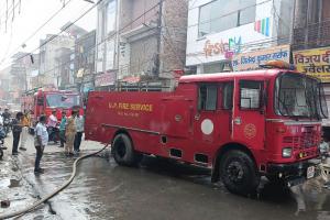 Farrukhabad Fire: रेडीमेड दुकान में लगी भीषण आग...11 लाख का माल जलकर खाक, चार गाड़ियां बुझाने में जुटी