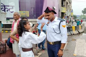 Raksha Bandhan 2024: कानपुर में ट्रैफिक पुलिसकर्मियों को महिला सिपाही और बच्चों ने बांधी राखी...सुरक्षा का दिलाया भरोसा 