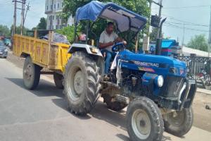 Unnao News: जिले में बिना रजिस्ट्रेशन यमदूत बन दौड़ रहे ट्रैक्टर-ट्राली, अफसर मौन 