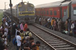 Sabarmati Express Derail: कानपुर में ट्रेन हादसा, साबरमती दुर्घटना के बाद ट्रैक पर काम जारी, 10 किमी की रफ्तार से रेंगी ट्रेनें 