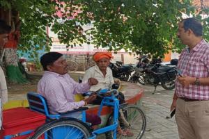 फरियादियों के लिए मसीहा बनीं बीडीओ हरख : दिव्यांग से जल्द आवास दिलाने का किया वादा