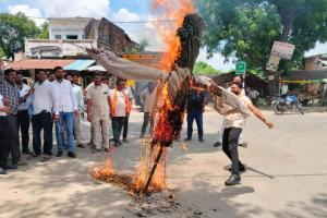 सुल्तानपुर : भदरसा रेपकांड को लेकर बजरंग दल व विहीप ने फूंका पुतला 