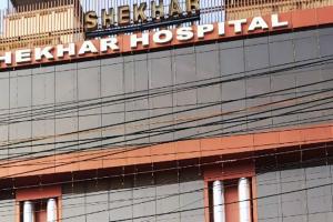 लखनऊ: Shekhar Hospital की कैंटीन पर चला बुलडोजर, कार्रवाई के लिए नहीं मिला पुलिस फोर्स