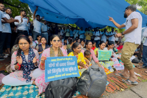 69000 शिक्षक भर्ती: कोर्ट के आदेश का पालन किए जाने की मांग को लेकर अभ्यर्थियों का प्रदर्शन दूसरे दिन भी जारी 