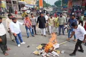 कासगंज: 'माफिया और मठाधीश' वाले बयान से आक्रोश, फूंका अखिलेश यादव का पुतला