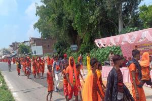 गोंडा: सरयू घाट पर उमड़ रहा आस्था का सैलाब, मुस्लिम समुदाय के लोगों ने कांवडियों पर बरसा रहे फूल