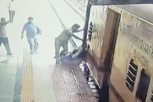 प्रयागराज जंक्शन पर टला हादसा: RPF कांस्टेबल की मुस्तैदी ने बचाई दंपती की जान 