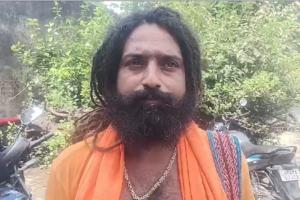 बाराबंकी में महंत पर जानलेवा हमला! मंदिर नें लगे पेड़ों को कटवाने का कर रहे थे विरोध